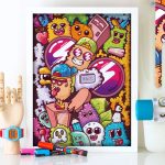 beyaz çerçeveli beyaz duvara dayanlı doodle görsel çalışması