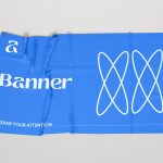 gri zemin uzerinde mavi banner, mavi branda