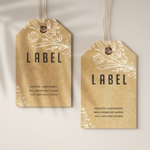 bej zemin uzerinde iki adet kraft etiket