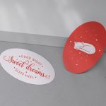 gri zemin uzerinde oval sekilli stickerlar