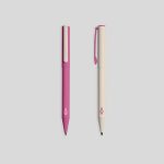 gri zemin uzerinde pembe - bej iki adet plastik kalem